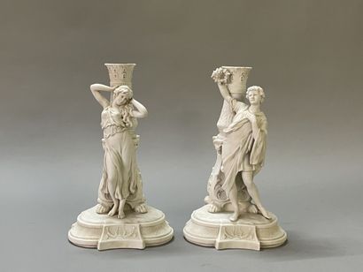 Paire de bougeoirs en biscuit de porcelaine...