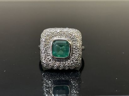 Bague en or gris , plateau carré, serti au...