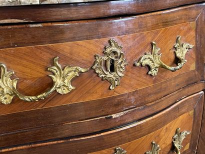 Chest of drawers in satinwood and amaranth,...