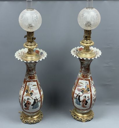 Paire de lampes à pétrôle en porcelaine du...