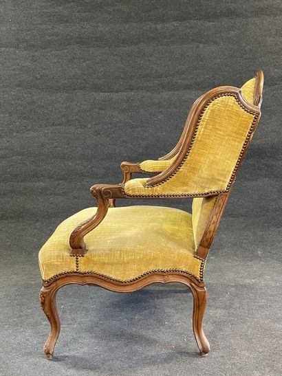 Armchair with ears in carved wood.
Louis...