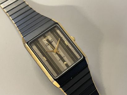 CARTIER. Must
Rare montre à quartz en argent,...