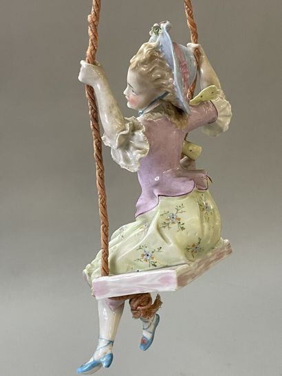 Jeune fille sur une balançoire
Statuette...