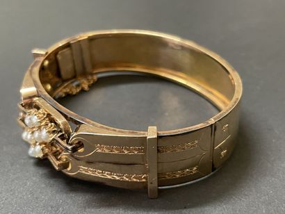 Bracelet rigide en or agrementés de deux...