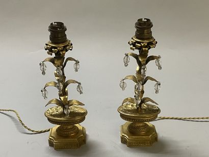 Paire de flambeaux en bronze, et pampilles,...