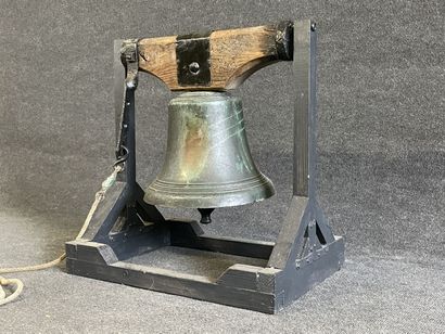 Importante cloche en bronze à patine verte...