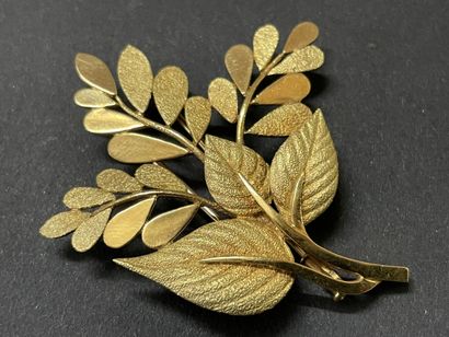 HERMES Broche feuillage en or brillant et...