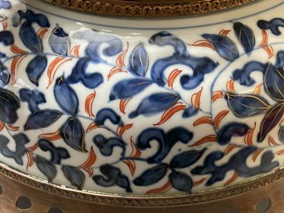 Coupe en porcelaine japonaise, décor Imari,...