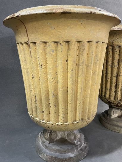 Paire de jardinières monumentales en terre...
