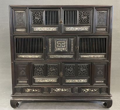 Cabinet en bois exotique à incrustations...