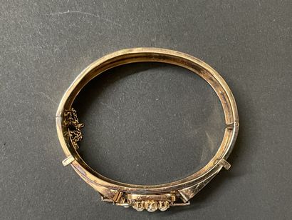 Bracelet rigide en or agrementés de deux...