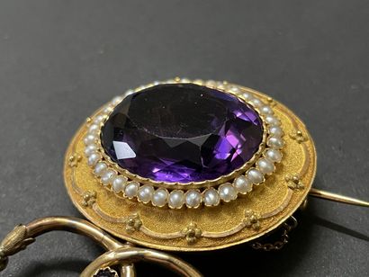 Important broche en or sertie d'une améthyste...
