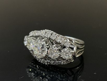 Importante bague en platine sertie de diamants.
Diamant...