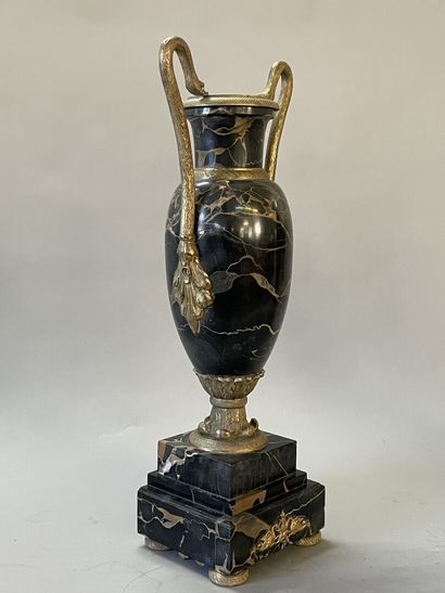 Paire de vases néo-classique en marbre veiné,...