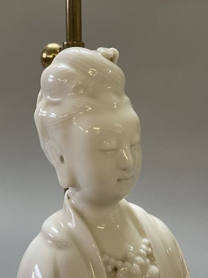 Statuette en porcelaine blanche de Chine...