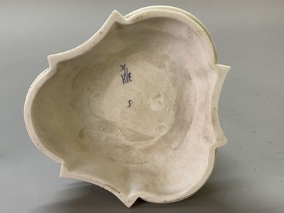 Paire de bougeoirs en biscuit de porcelaine...