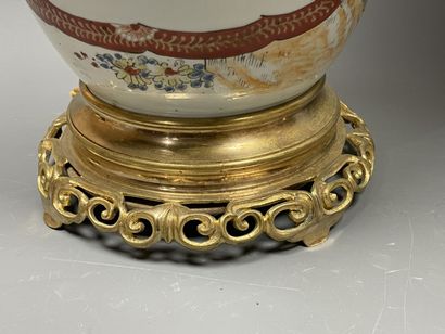 Paire de lampes à pétrôle en porcelaine du...