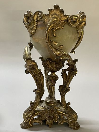 Lampe marbre ovoide, et monture bronze doré...