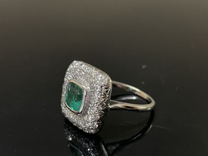 Bague en or gris , plateau carré, serti au...