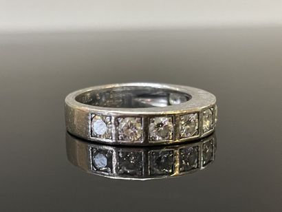 CARTIER: Bague tank en or gris sertie de...