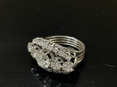 Importante bague en platine sertie de diamants.
Diamant...
