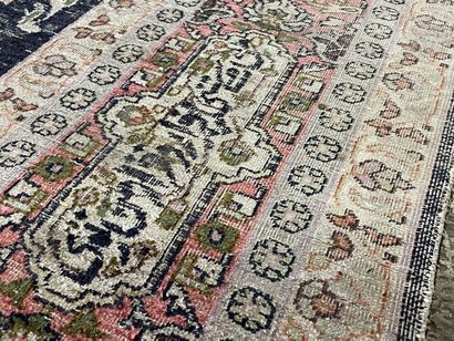 Ghoum carpet in silk and wool.
220 x 155...