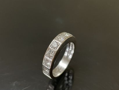 CARTIER: Bague tank en or gris sertie de...