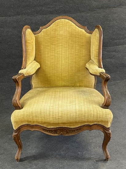 Armchair with ears in carved wood.
Louis...