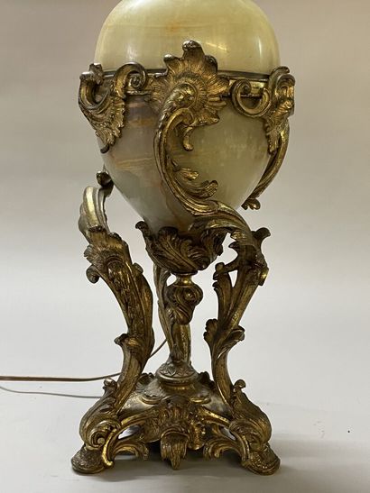 Lampe marbre ovoide, et monture bronze doré...