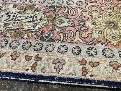 Ghoum carpet in silk and wool.
220 x 155...