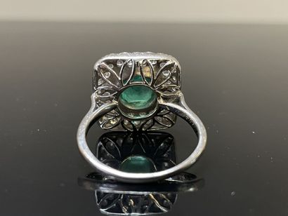 Bague en or gris , plateau carré, serti au...