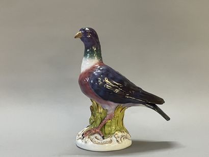 VIENNA 19TH CENTURY
Pigeon in porcelain,...