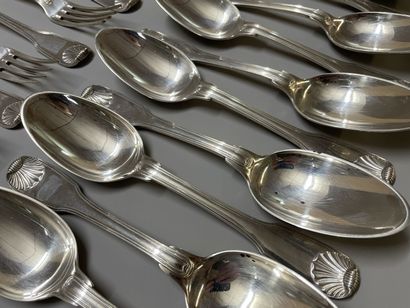 Douze couverts de table en argent modèle...