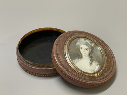 Circular box in carved wood decorated on...