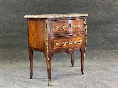 Chest of drawers in satinwood and amaranth,...
