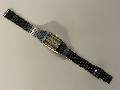 CARTIER. Must
Rare montre à quartz en argent,...