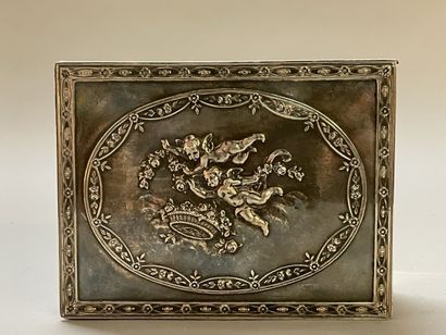 Coffret en argent repoussé à décor de putti,...