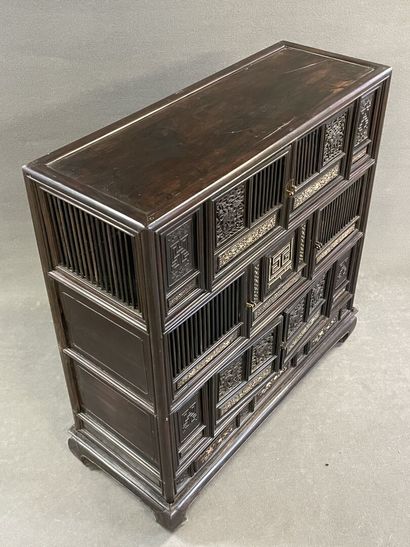Cabinet en bois exotique à incrustations...
