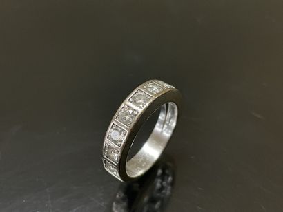 CARTIER: Bague tank en or gris sertie de...