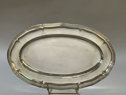 Plat ovale à contour Louis XV, en argent...