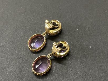 Paire de clips d'oreilles en or , serties...