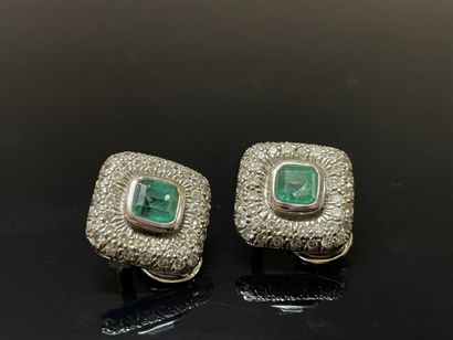 Paire de clips d'oreille en or gris, sertis...