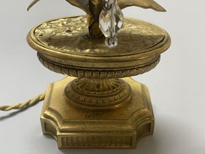 Paire de flambeaux en bronze, et pampilles,...