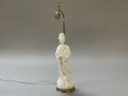 Statuette en porcelaine blanche de Chine...
