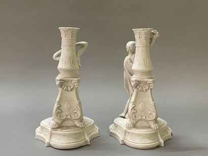 Paire de bougeoirs en biscuit de porcelaine...