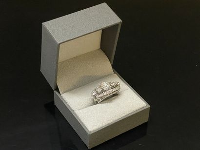 Importante bague en platine sertie de diamants.
Diamant...