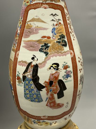 Paire de lampes à pétrôle en porcelaine du...