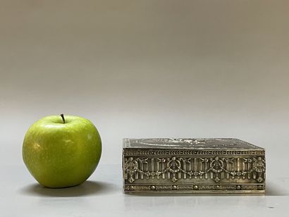 Coffret en argent repoussé à décor de putti,...