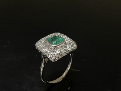 Bague en or gris , plateau carré, serti au...