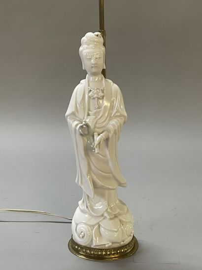 Statuette en porcelaine blanche de Chine...